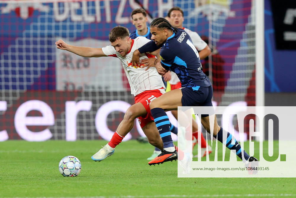 Fussball, UEFA Champions League, RB Leipzig - PSV Eindhoven, v.l. Brajan Gruda (RB Leipzig) Armando Obispo (PSV Eindhoven) Zweikampf, Aktion, action, battle for the ball Leipzig