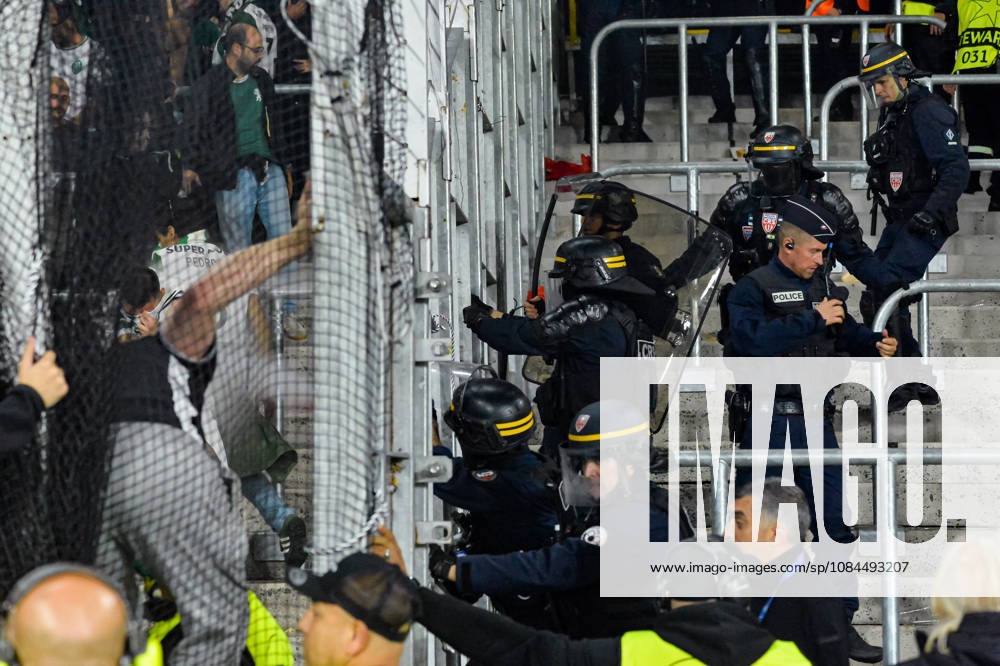 Echauffourées en fin de match entre les supporters Lensois et Portugais