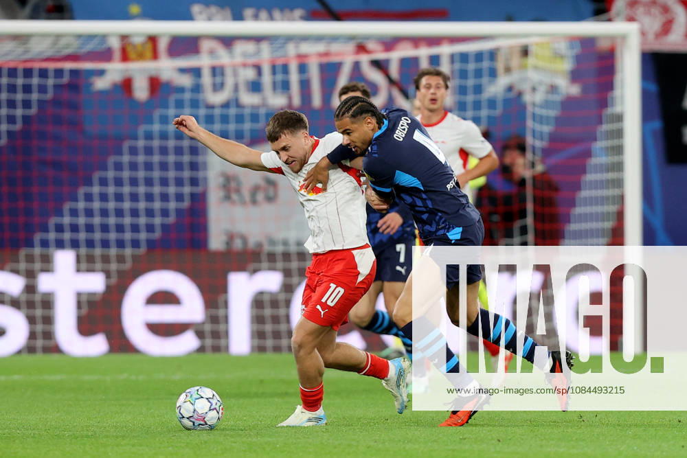Fussball, UEFA Champions League, RB Leipzig - PSV Eindhoven, v.l. Brajan Gruda (RB Leipzig) Armando Obispo (PSV Eindhoven) Zweikampf, Aktion, action, battle for the ball Leipzig