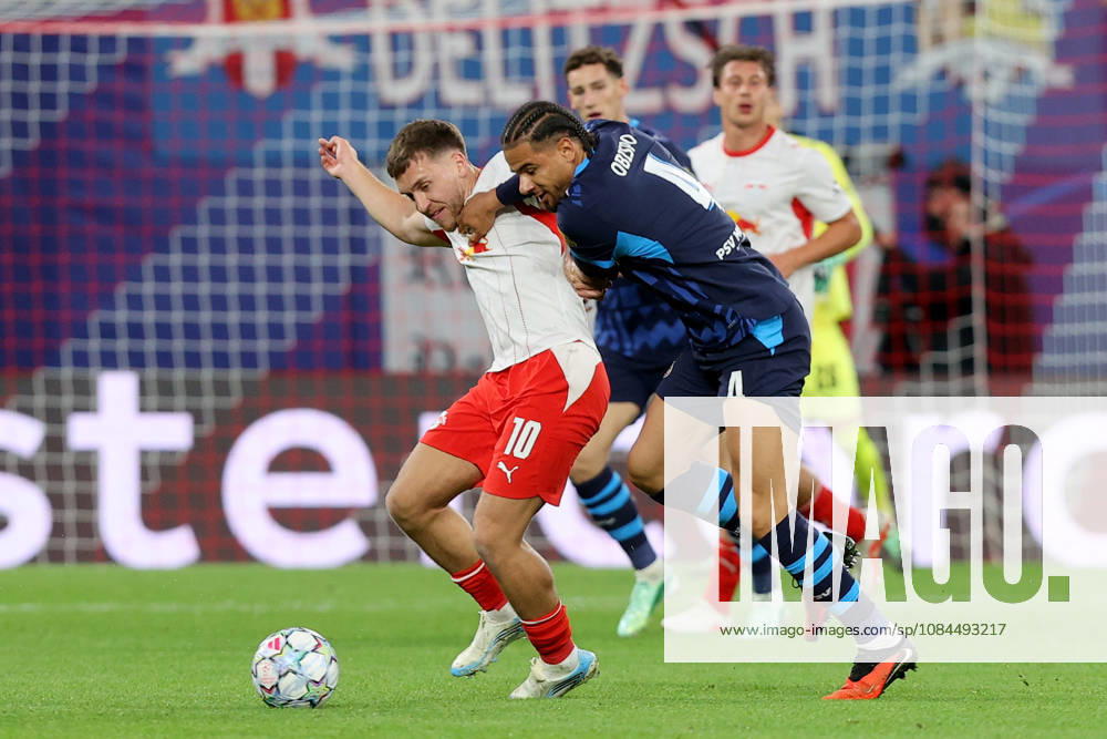 Fussball, UEFA Champions League, RB Leipzig - PSV Eindhoven, v.l. Brajan Gruda (RB Leipzig) Armando Obispo (PSV Eindhoven) Zweikampf, Aktion, action, battle for the ball Leipzig