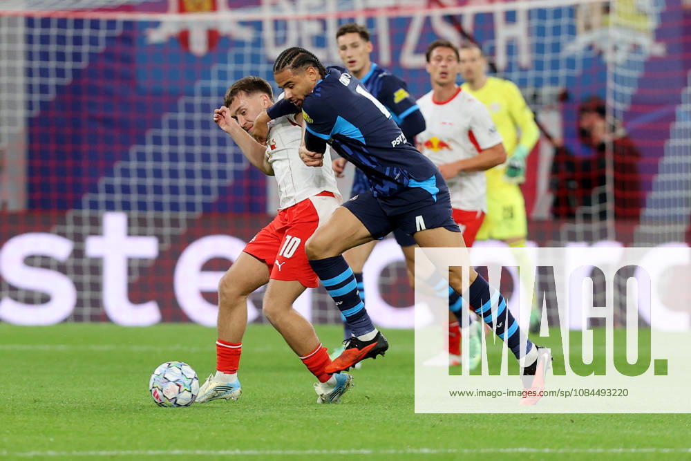 Fussball, UEFA Champions League, RB Leipzig - PSV Eindhoven, v.l. Brajan Gruda (RB Leipzig) Armando Obispo (PSV Eindhoven) Zweikampf, Aktion, action, battle for the ball Leipzig