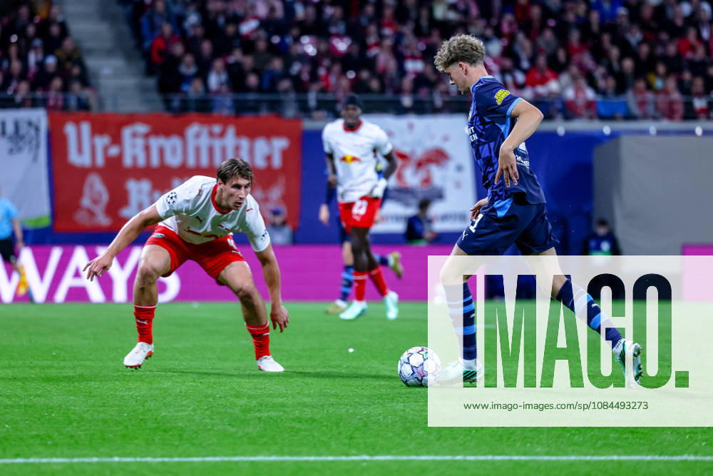 Willi Orban (RB Leipzig, 04) verteidigt gegen Sven Mijnans (PSV Eindhoven, 21) am Ball, GER, RB Leipzig vs. PSV Eindhoven, Fussball, UEFA Champions League, 2. Spieltag, Spielzeit 2026 2027, 13.10.2026 GER, RB Leipzig vs. PSV Eindhoven, Fussball, UEFA Champions League, 2. Spieltag, Spielzeit 2026 2027, 13.10.2026 Deutschland