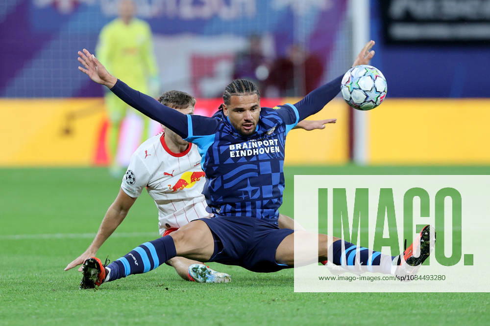 Fussball, UEFA Champions League, RB Leipzig - PSV Eindhoven, v.l. Brajan Gruda (RB Leipzig) Armando Obispo (PSV Eindhoven) Zweikampf, Aktion, action, battle for the ball Leipzig