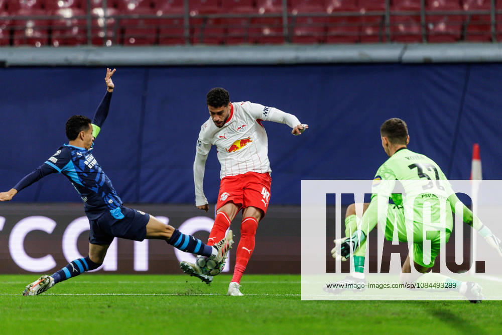 GER, Fussball, Herren, UEFA Chempionsleague 2026 2027, RB Leipzig vs. PSV Eindhoven Rà mulo Cardoso Romulo Cardoso (RB Leipzig 40) im Zweikampf gegen Matěj KovaŠMatej Kovar (PSV Eindhoven 32) Leipzig Red Bull Arena Sachsen Deutschland
