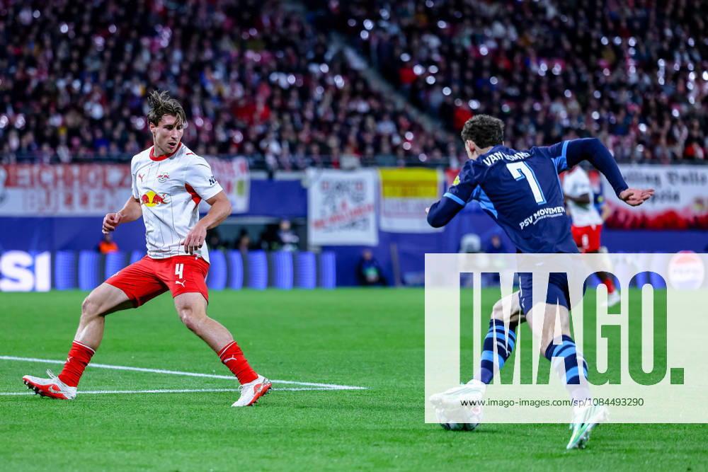 Willi Orban (RB Leipzig, 04) verteidigt gegen Ruben van Bommel (PSV Eindhoven, 07) am Ball, GER, RB Leipzig vs. PSV Eindhoven, Fussball, UEFA Champions League, 2. Spieltag, Spielzeit 2026 2027, 13.10.2026 GER, RB Leipzig vs. PSV Eindhoven, Fussball, UEFA Champions League, 2. Spieltag, Spielzeit 2026 2027, 13.10.2026 Deutschland