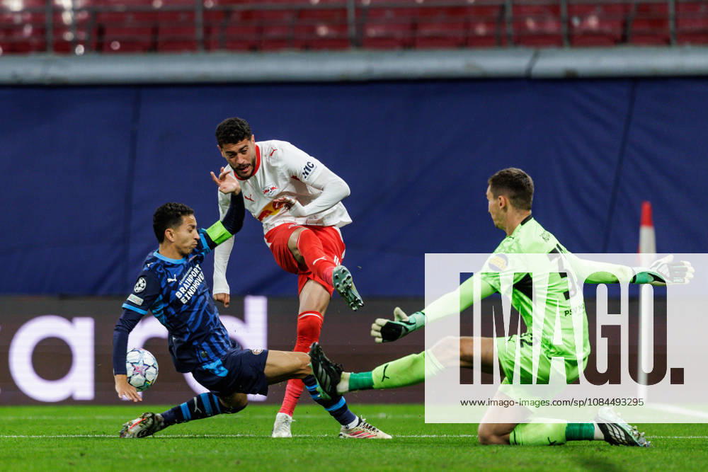 GER, Fussball, Herren, UEFA Chempionsleague 2026 2027, RB Leipzig vs. PSV Eindhoven Rà mulo Cardoso Romulo Cardoso (RB Leipzig 40) im Zweikampf gegen Matěj KovaŠMatej Kovar (PSV Eindhoven 32) Leipzig Red Bull Arena Sachsen Deutschland