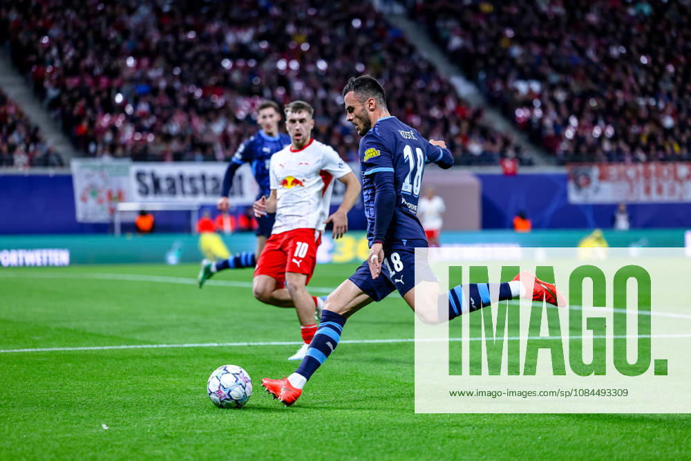 Filip Kostic (PSV Eindhoven, 18) schiesst den Ball, Flanke, Schuss, GER, RB Leipzig vs. PSV Eindhoven, Fussball, UEFA Champions League, 2. Spieltag, Spielzeit 2026 2027, 13.10.2026 GER, RB Leipzig vs. PSV Eindhoven, Fussball, UEFA Champions League, 2. Spieltag, Spielzeit 2026 2027, 13.10.2026 Deutschland