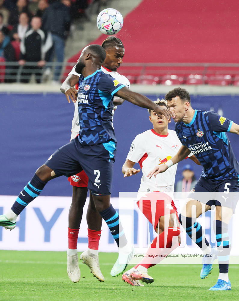 RB Leipzig - PSV Eindhoven Champions League Leipzig, 13.10.2026, Red Bull Arena, Fussball, UEFA Champions League , Gruppenphase, 2.Spieltag, RB Leipzig vs. PSV Eindhoven , Im Bild von links: Lutsharel Geertruida ( 2, PSV), Ezechiel Banzuzi (6, RB Leipzig), Ivan Perisic ( 5, PSV). , Nur zur redaktionellen Nutzung. Only editorial use. , UEFA regulations prohibit any use of photographs as image sequences and or quasi-video. ,