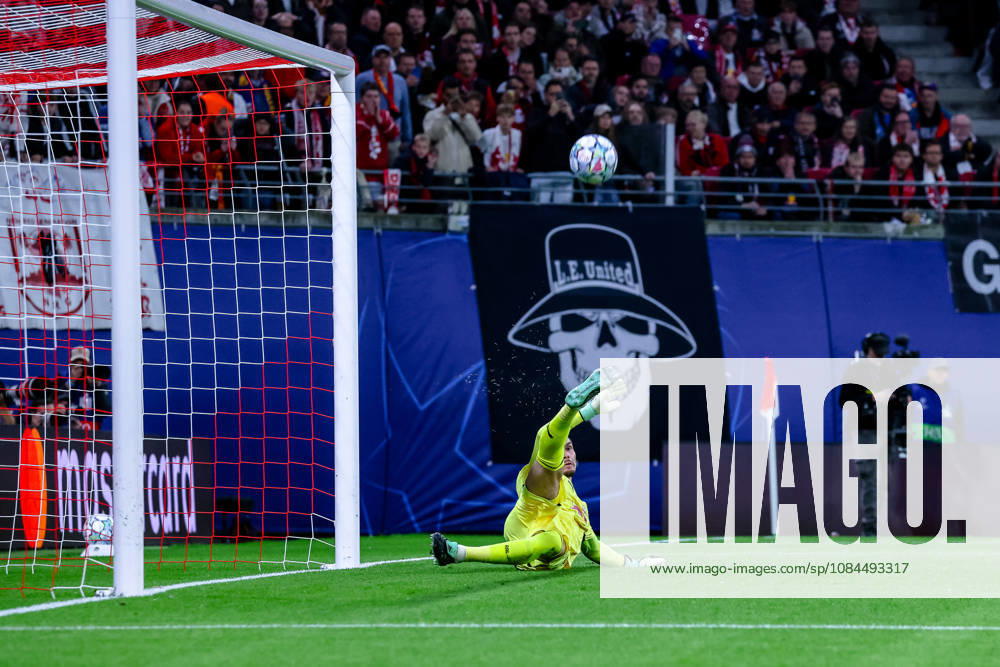 Maarten Vandevoordt (RB Leipzig, 26) haelt den Elfmeter, GER, RB Leipzig vs. PSV Eindhoven, Fussball, UEFA Champions League, 2. Spieltag, Spielzeit 2026 2027, 13.10.2026 GER, RB Leipzig vs. PSV Eindhoven, Fussball, UEFA Champions League, 2. Spieltag, Spielzeit 2026 2027, 13.10.2026 Deutschland