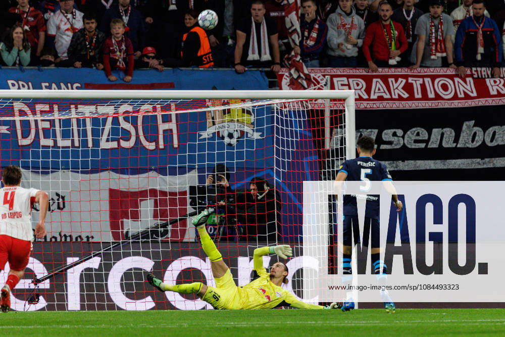 GER, Fussball, Herren, UEFA Chempionsleague 2026 2027, RB Leipzig vs. PSV Eindhoven Maarten Vandevoordt (RB Leipzig 26) hält den Strafstoss von Ivan PeriÅ¡ić Ivan Perisic (PSV Eindhoven 5) Leipzig Red Bull Arena Sachsen Deutschland