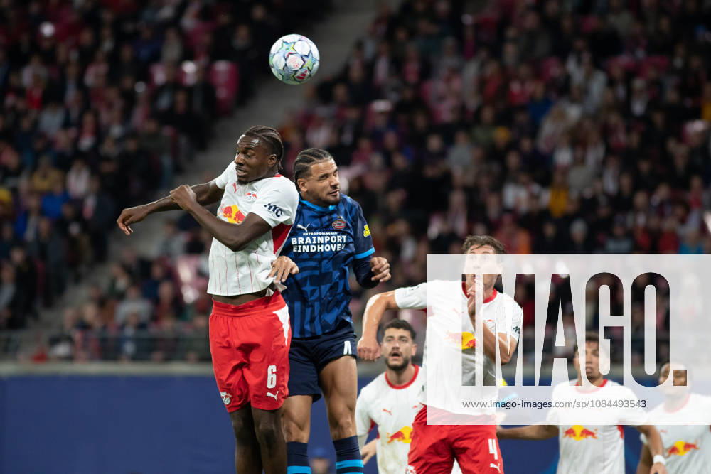 UEFA Champions League: RB Leipzig vs. PSV Eindhoven, 13.10.26 Ezechiel Banzuzi (6, RB Leipzig) mit Armando Obispo (4, PSV Eindhoven) im Kopfball-Duell. Fußball, UEFA Champions League, Saison 2026 2027: RB Leipzig vs. PSV Eindhoven am 13.10.2026 in der Red Bull Arena, Leipzig.