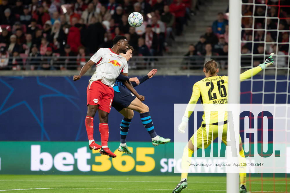 UEFA Champions League: RB Leipzig vs. PSV Eindhoven, 13.10.26 Ridle Baku (17, RB Leipzig) klärt per opf. Fußball, UEFA Champions League, Saison 2026 2027: RB Leipzig vs. PSV Eindhoven am 13.10.2026 in der Red Bull Arena, Leipzig.