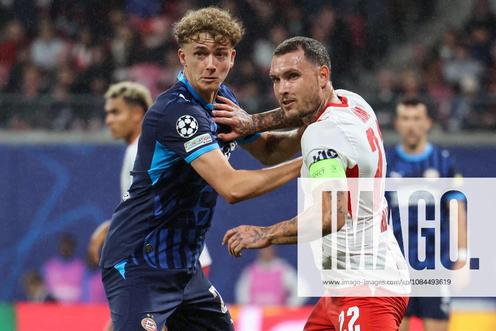 Deutschland: Fußball - UEFA Champions League - Saison 2026 - 2027, 2. Spieltag - RB Leipzig gegen PSV Eindhoven, Red Bull Arena (Leipzig): David Raum (RB Leipzig, 22) und Sven Mijnans (PSV Eindhoven, 21) im Zweikampf