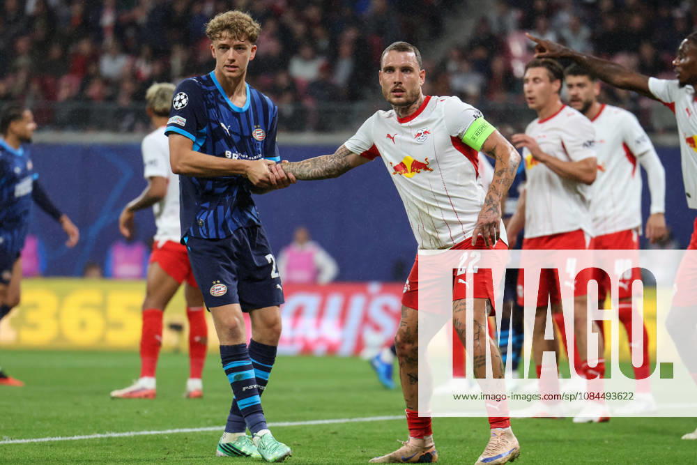 Deutschland: Fußball - UEFA Champions League - Saison 2026 - 2027, 2. Spieltag - RB Leipzig gegen PSV Eindhoven, Red Bull Arena (Leipzig): David Raum (RB Leipzig, 22) und Sven Mijnans (PSV Eindhoven, 21) im Zweikampf