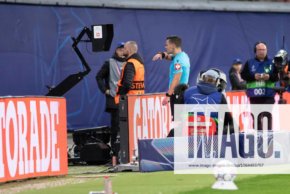 UEFA Champions League: RB Leipzig vs. PSV Eindhoven, 13.10.26 Schiedsrichter Nicholas Walsh (Schottland) am Bildschirm beim Videobeweis, VAR. Fußball, UEFA Champions League, Saison 2026 2027: RB Leipzig vs. PSV Eindhoven am 13.10.2026 in der Red Bull Arena, Leipzig.