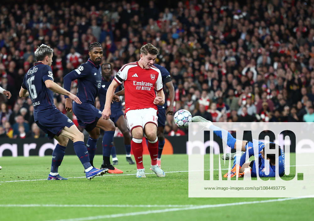 London, England, 13th October 2026. Berke Ozer of LOSC Lille saves at the feet of Viktor Gyokeres of Arsenal during the Arsenal vs LOSC Lille UEFA Champions League match at the Emirates Stadium, London. Picture credit should read: David Klein Sportimage . SPI_034_DK_Arsenal_Lille SPI-5065-0035