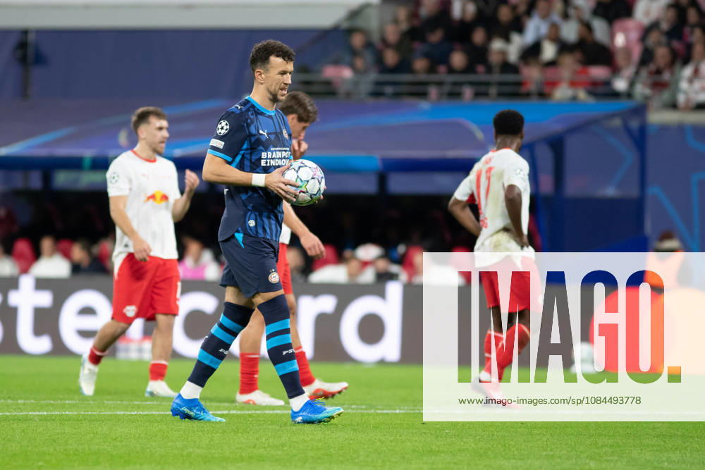 UEFA Champions League: RB Leipzig vs. PSV Eindhoven, 13.10.26 Ruben van Bommel (7, PSV Eindhoven) schnappt sich beim Elfmeter, Strafstoß den Ball und verschießt. Fußball, UEFA Champions League, Saison 2026 2027: RB Leipzig vs. PSV Eindhoven am 13.10.2026 in der Red Bull Arena, Leipzig.