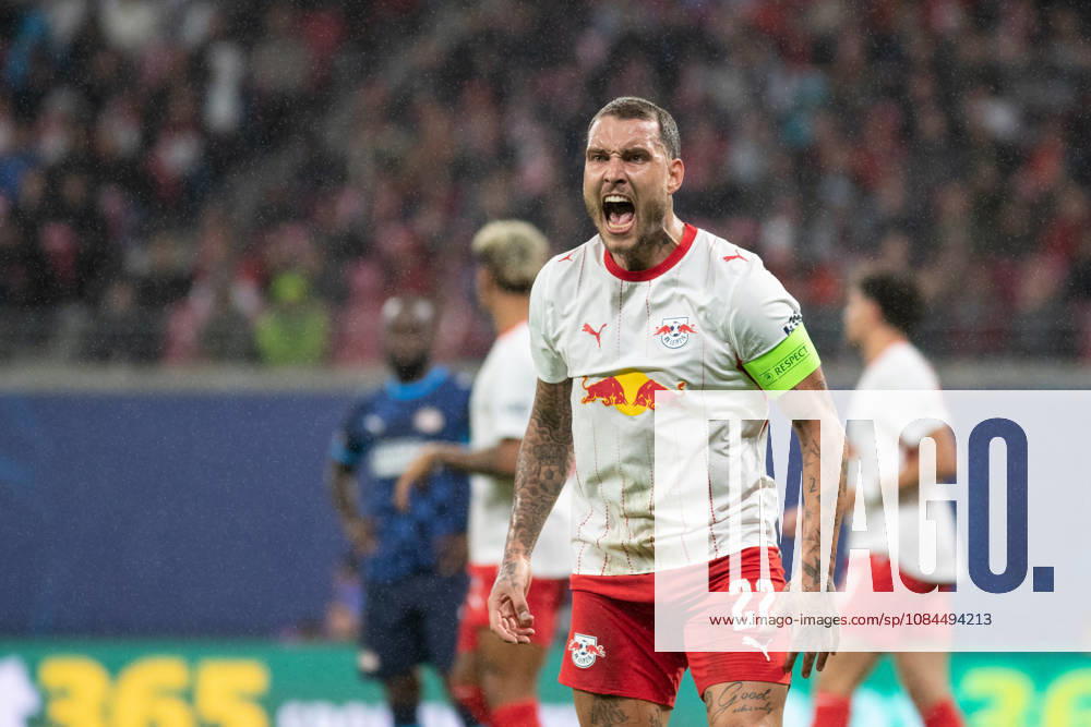 UEFA Champions League: RB Leipzig vs. PSV Eindhoven, 13.10.26 Kapitän David Raum (22, RB Leipzig) schreit unzufrieden Richtung Schiedsrichter-Assistent. Emotionen, Wut. Fußball, UEFA Champions League, Saison 2026 2027: RB Leipzig vs. PSV Eindhoven am 13.10.2026 in der Red Bull Arena, Leipzig.