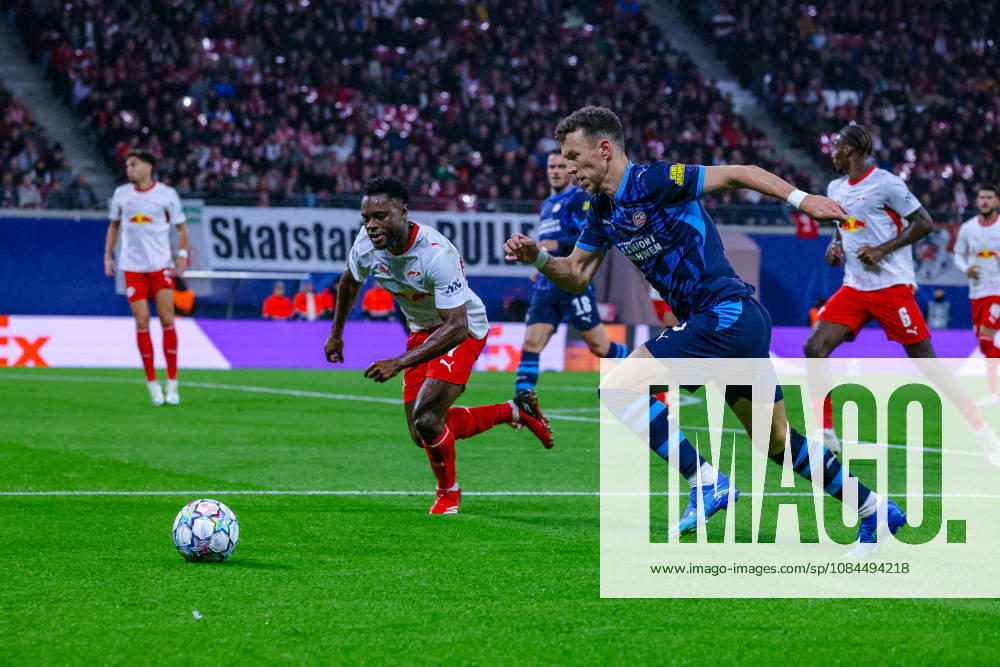Ridle Baku (RB Leipzig, 17) Laufduell Ivan Perisic (PSV Eindhoven, 05) am Ball, GER, RB Leipzig vs. PSV Eindhoven, Fussball, UEFA Champions League, 2. Spieltag, Spielzeit 2026 2027, 13.10.2026 GER, RB Leipzig vs. PSV Eindhoven, Fussball, UEFA Champions League, 2. Spieltag, Spielzeit 2026 2027, 13.10.2026 Deutschland