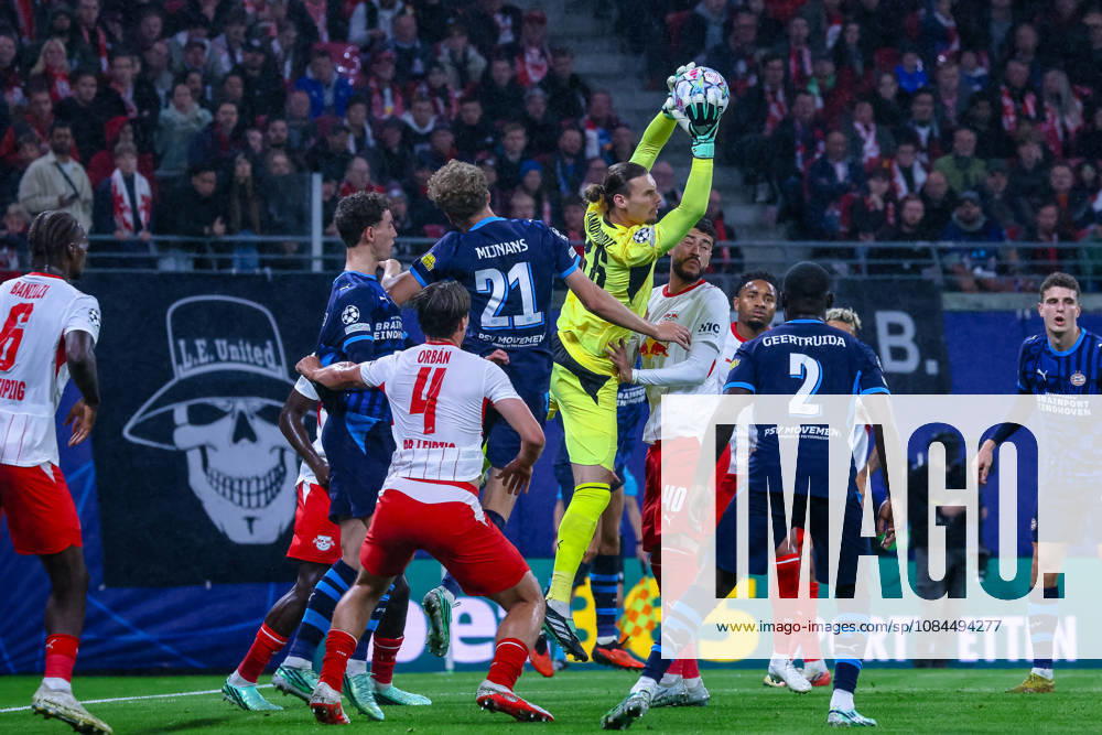 Maarten Vandevoordt (RB Leipzig, 26) haelt Ball, Willi Orban (RB Leipzig, 04), Sven Mijnans (PSV Eindhoven, 21), Lutsharel Geertruida (PSV Eindhoven, 02), Romulo (RB Leipzig, 40), GER, RB Leipzig vs. PSV Eindhoven, Fussball, UEFA Champions League, 2. Spieltag, Spielzeit 2026 2027, 13.10.2026 GER, RB Leipzig vs. PSV Eindhoven, Fussball, UEFA Champions League, 2. Spieltag, Spielzeit 2026 2027, 13.10.2026 Deutschland