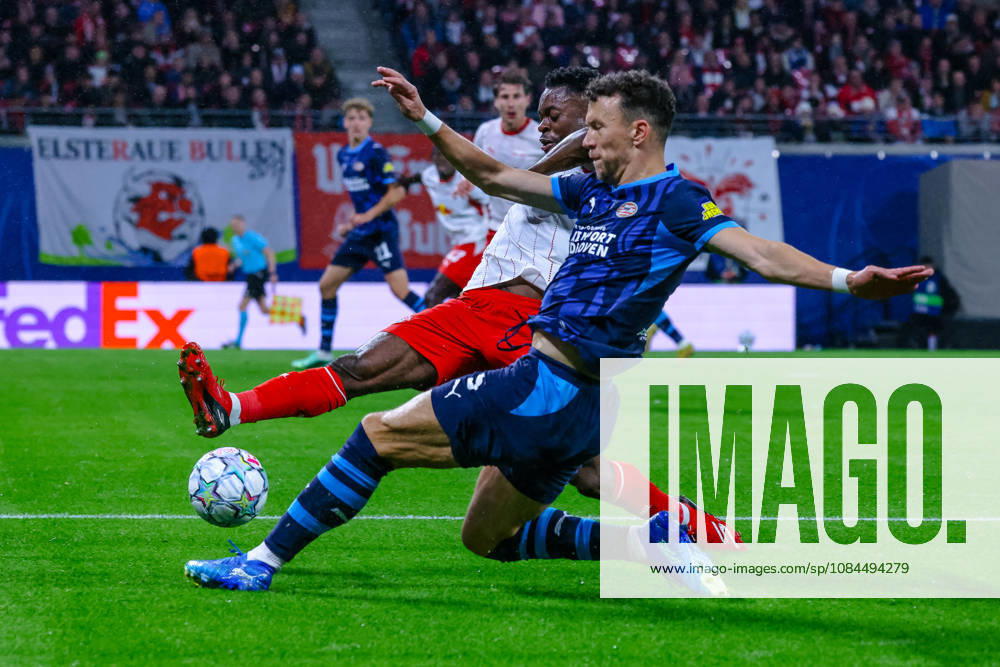 Zweikampf, Duell, Kampf Ridle Baku (RB Leipzig, 17) und Ivan Perisic (PSV Eindhoven, 05) am Ball, graetsche, GER, RB Leipzig vs. PSV Eindhoven, Fussball, UEFA Champions League, 2. Spieltag, Spielzeit 2026 2027, 13.10.2026 GER, RB Leipzig vs. PSV Eindhoven, Fussball, UEFA Champions League, 2. Spieltag, Spielzeit 2026 2027, 13.10.2026 Deutschland