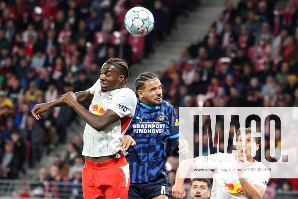 Deutschland: Fußball - UEFA Champions League - Saison 2026 - 2027, 2. Spieltag - RB Leipzig gegen PSV Eindhoven, Red Bull Arena (Leipzig): Kopfballduell von Ezechiel Banzuzi (RB Leipzig, 6) und Armando Obispo (PSV Eindhoven, 4)