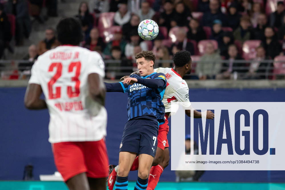 UEFA Champions League: RB Leipzig vs. PSV Eindhoven, 13.10.26 Ruben van Bommel (7, PSV Eindhoven) gegen Ridle Baku (17, RB Leipzig) im Kopfball-Duell. Fußball, UEFA Champions League, Saison 2026 2027: RB Leipzig vs. PSV Eindhoven am 13.10.2026 in der Red Bull Arena, Leipzig.