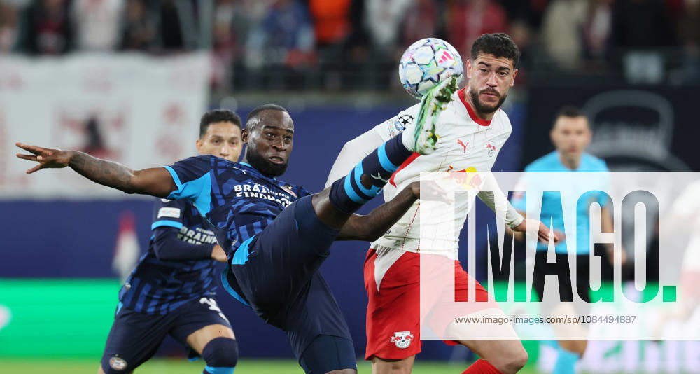 RB Leipzig - PSV Eindhoven Champions League Leipzig, 13.10.2026, Red Bull Arena, Fussball, UEFA Champions League , Gruppenphase, 2.Spieltag, RB Leipzig vs. PSV Eindhoven , Im Bild von links: Lutsharel Geertruida ( 2, PSV), Romulo (40, RB Leipzig). , Nur zur redaktionellen Nutzung. Only editorial use. , UEFA regulations prohibit any use of photographs as image sequences and or quasi-video. ,