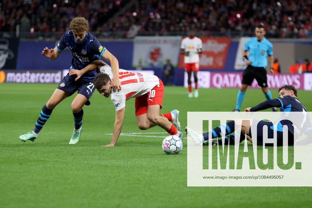 Fussball, UEFA Champions League, RB Leipzig - PSV Eindhoven, v.l. Sven Mijnans (PSV Eindhoven) Brajan Gruda (RB Leipzig) Ruben van Bommel (PSV Eindhoven) Zweikampf, Aktion, action, battle for the ball Leipzig