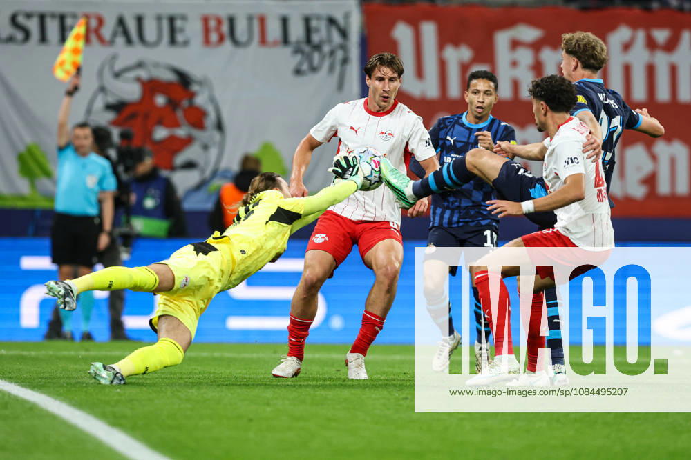 V.l. Torwart Maarten Vandevoordt (RB Leipzig,26), Willi Orban (RB Leipzig,4), Sven Mijnans (PSV Eindhoven,21) - Champions League Gruppenphase Saison 2026-2027 Punktspiel RB Leipzig vs.PSV Eindhoven in der Red Bull Arena in Leipzig - Aktion,Fussball,Deutschland,Mann,Männer