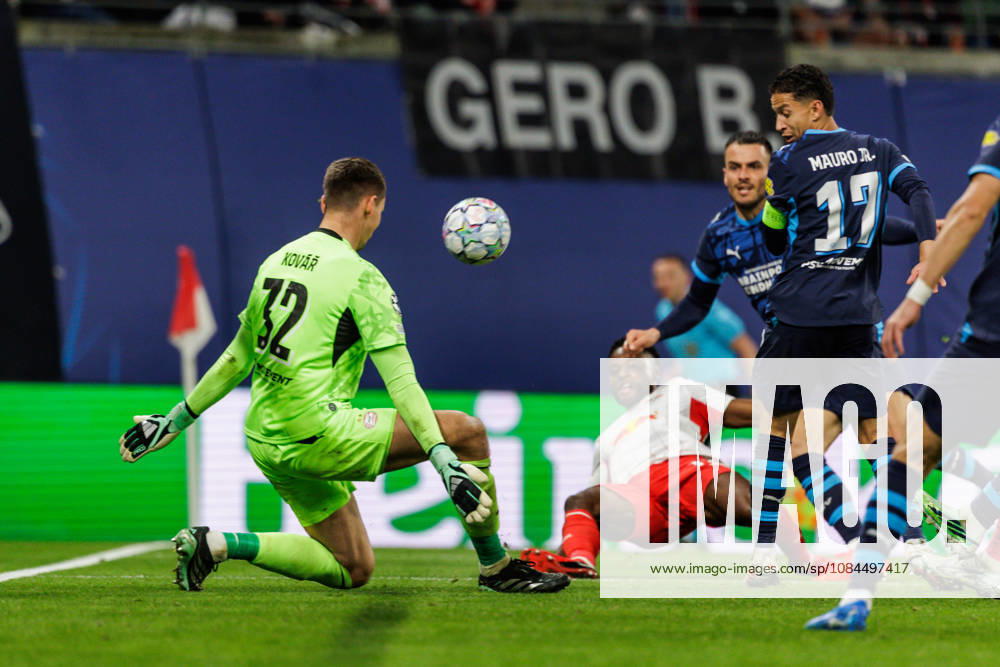GER, Fussball, Herren, UEFA Chempionsleague 2026 2027, RB Leipzig vs. PSV Eindhoven Christopher Nkunku (RB Leipzig 28) mit der Torchance Gegen Matěj KovaŠMatej Kovar (PSV Eindhoven 32) Leipzig Red Bull Arena Sachsen Deutschland