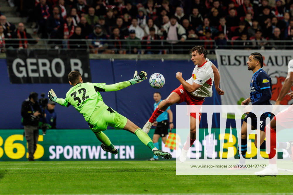 GER, Fussball, Herren, UEFA Chempionsleague 2026 2027, RB Leipzig vs. PSV Eindhoven Willi Orban Willi Orban (RB Leipzig 4) mit einer Torchance gegen Matěj KovaŠMatej Kovar (PSV Eindhoven 32) Leipzig Red Bull Arena Sachsen Deutschland