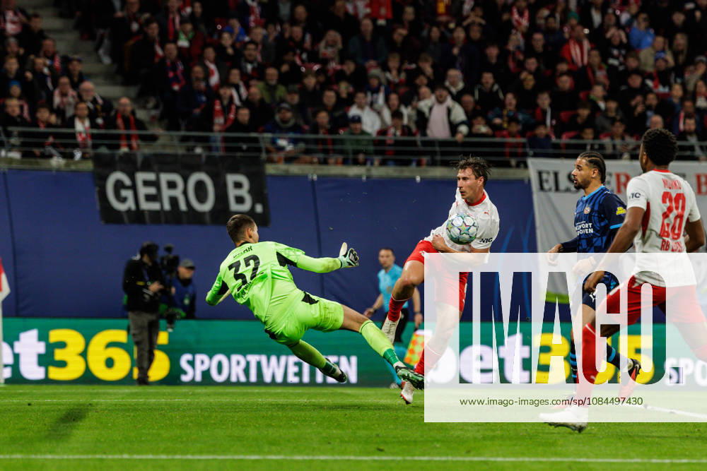 GER, Fussball, Herren, UEFA Chempionsleague 2026 2027, RB Leipzig vs. PSV Eindhoven Willi Orban Willi Orban (RB Leipzig 4) mit einer Torchance gegen Matěj KovaŠMatej Kovar (PSV Eindhoven 32) Leipzig Red Bull Arena Sachsen Deutschland
