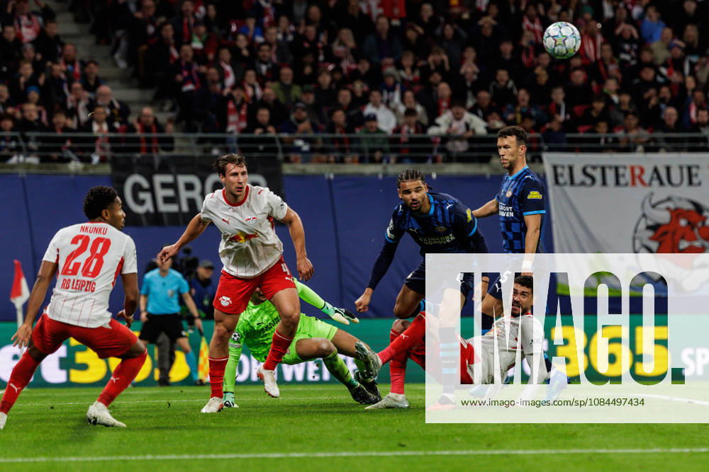 GER, Fussball, Herren, UEFA Chempionsleague 2026 2027, RB Leipzig vs. PSV Eindhoven RÃ mulo Cardoso Romulo Cardoso (RB Leipzig 40), Willi Orban Willi Orban (RB Leipzig 4) mit einer Torchance Leipzig Red Bull Arena Sachsen Deutschland