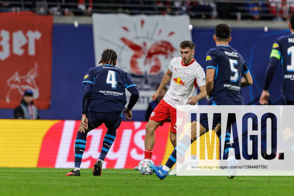 GER, Fussball, Herren, UEFA Chempionsleague 2026 2027, RB Leipzig vs. PSV Eindhoven Brajan Gruda (RB Leipzig 10) im Zweikampf gegen Armando Obispo (PSV Eindhoven 4), Ivan Perišić Ivan Perisic (PSV Eindhoven 5) Leipzig Red Bull Arena Sachsen Deutschland