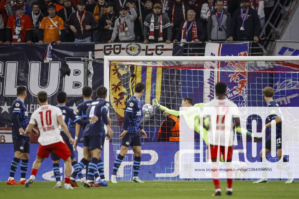 LEIPZIG - (lr) Brajan Gruda of RB Leipzig scores the 1-0 as PSV Eindhoven goalkeeper MatÄ›j KovaÅ jumps for the ball during the UEFA Champions League match between RB Leipzig and PSV Eindhoven at the RB Arena on October 13, 2026 in Leipzig, Germany. MAURICE VAN STEEN ANP ANPxSportx IVx 572357699 originalFilename: 572357699
