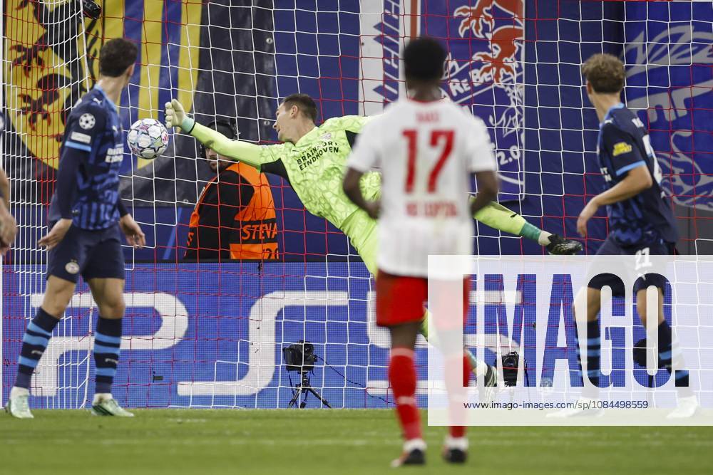 LEIPZIG - (lr) Brajan Gruda of RB Leipzig scores the 1-0 as PSV Eindhoven goalkeeper MatÄ›j KovaÅ jumps for the ball during the UEFA Champions League match between RB Leipzig and PSV Eindhoven at the RB Arena on October 13, 2026 in Leipzig, Germany. MAURICE VAN STEEN ANP ANPxSportx IVx 572357712 originalFilename: 572357712