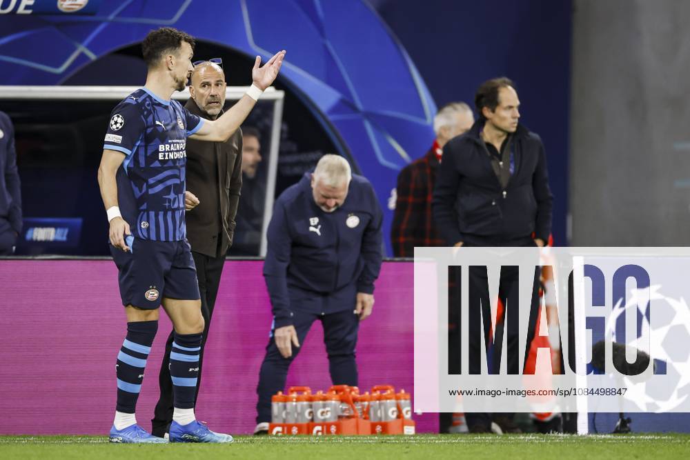 LEIPZIG - (lr) Ivan Perisic of PSV Eindhoven and PSV Eindhoven coach Peter Bosz during the UEFA Champions League match between RB Leipzig and PSV Eindhoven at the RB Arena on October 13, 2026 in Leipzig, Germany. MAURICE VAN STEEN ANP ANPxSportx IVx 572358986 originalFilename: 572358986