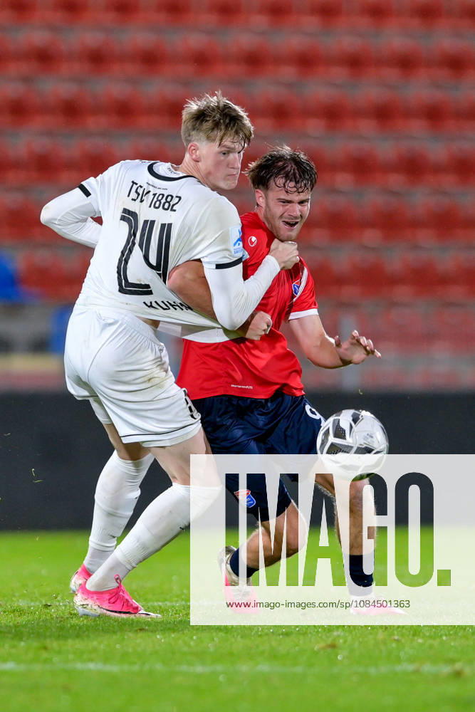 V.li.: Benedikt Kuhn (Landsberg, 24) Jeroen Krupa (Unterhaching, 9) im Zweikampf, Duell, duel, tackle, Dynamik, Action, Aktion, 13.10.2026, Unterhaching (Deutschland), Fussball, Regionalliga Bayern, SpVgg Unterhaching - TSV 1882 Landsberg