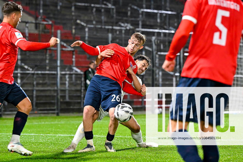 V.li.: Andy Breuer (Unterhaching, 26) Maximilian Holdenrieder (Landsberg, 14) im Zweikampf, Duell, duel, tackle, Dynamik, Action, Aktion, 13.10.2026, Unterhaching (Deutschland), Fussball, Regionalliga Bayern, SpVgg Unterhaching - TSV 1882 Landsberg
