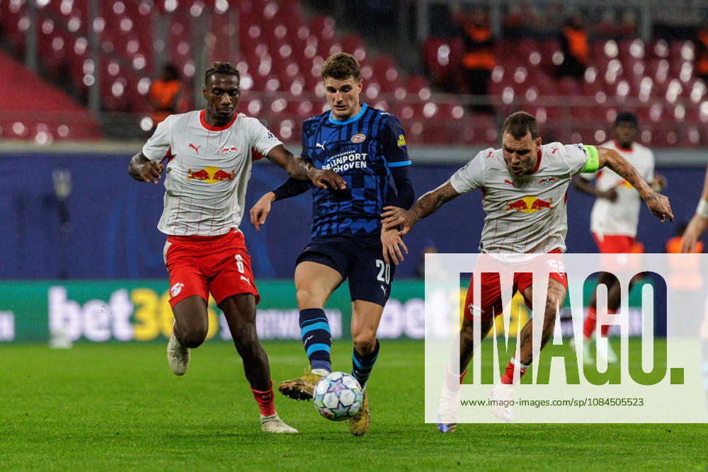 GER, Fussball, Herren, UEFA Chempionsleague 2026 2027, RB Leipzig vs. PSV Eindhoven Ezechiel Banzuzi (RB Leipzig 6), Guus Til (PSV Eindhoven 20), David Raum (RB Leipzig 22) Leipzig Red Bull Arena Sachsen Deutschland