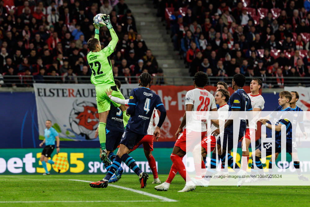 GER, Fussball, Herren, UEFA Chempionsleague 2026 2027, RB Leipzig vs. PSV Eindhoven MatÄ›j KovaÅ Matej Kovar (PSV Eindhoven 32) hält eine Ball Leipzig Red Bull Arena Sachsen Deutschland