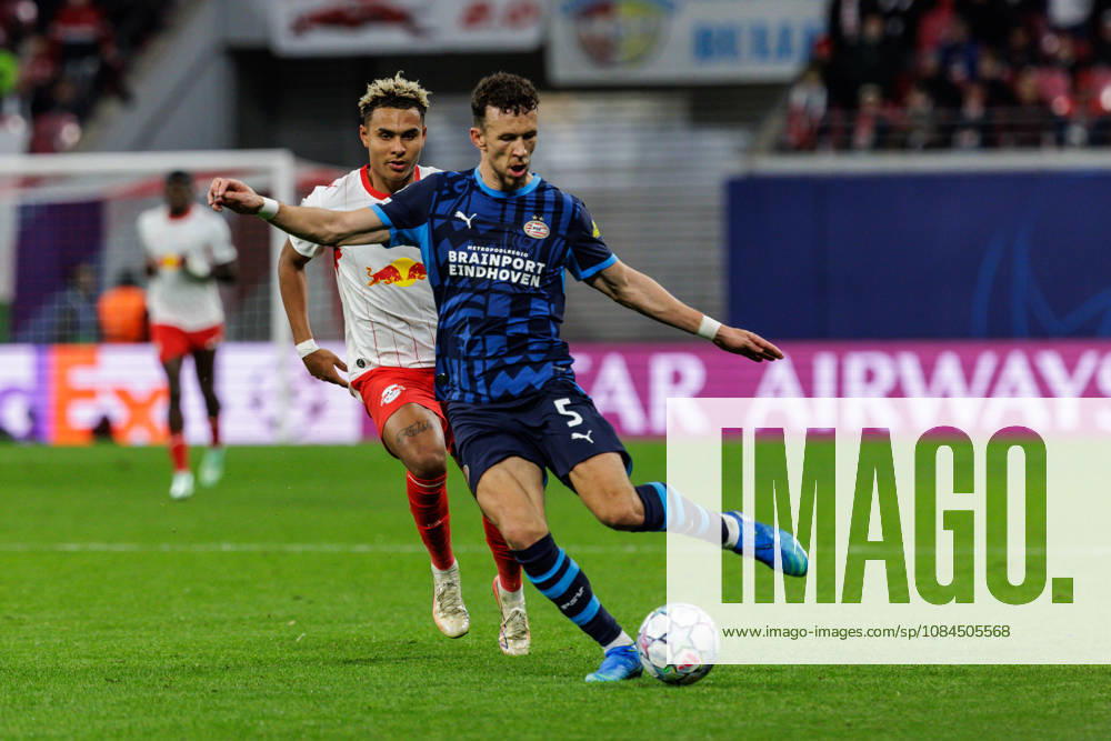 GER, Fussball, Herren, UEFA Chempionsleague 2026 2027, RB Leipzig vs. PSV Eindhoven Ivan Perišić Ivan Perisic (PSV Eindhoven 5), im Zweikampf gegen Antonio Nusa (RB Leipzig 7) Leipzig Red Bull Arena Sachsen Deutschland