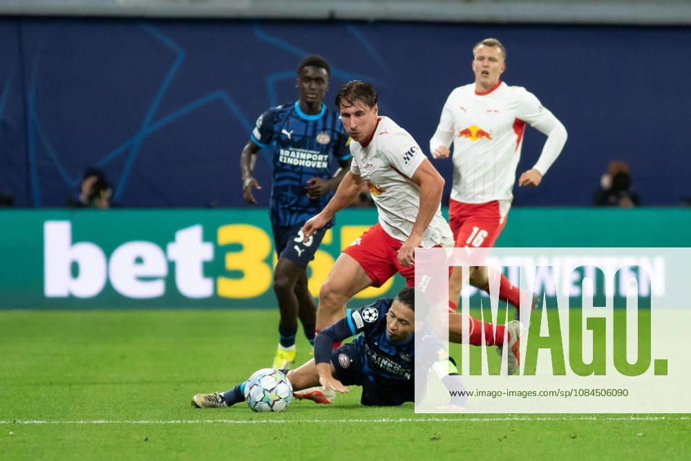 UEFA Champions League: RB Leipzig vs. PSV Eindhoven, 13.10.26 Willi Orban (4, RB Leipzig) gegen den am Boden liegenden Kapitän Mauro Junior (17, PSV Eindhoven). Fußball, UEFA Champions League, Saison 2026 2027: RB Leipzig vs. PSV Eindhoven am 13.10.2026 in der Red Bull Arena, Leipzig.