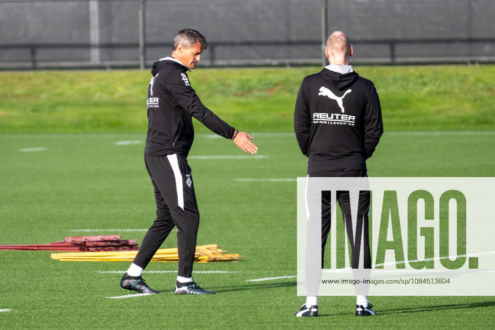 Alexander Blessin (Borussia Moenchengladbach, Trainer) im Gespraech mit Niklas Lanwehr (Borussia Moenchengladbach, Co-Trainer). Oeffentliches Training Borussia Moenchengladbach, Fussball, Bundesliga, Saison 2026 2027, 14.10.2026 oeffentliches Training Borussia Moenchengladbach, Fussball, Bundesliga, Saison 2026 2027, 14.10.2026 Moenchengladbach