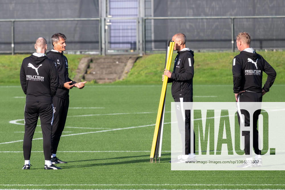 Das Trainerteam mit Niklas Lanwehr (Borussia Moenchengladbach, Co-Trainer), Alexander Blessin (Borussia Moenchengladbach, Trainer), Jan Moritz Lichte (Borussia Moenchengladbach, Interimstrainer) und Markus Gellhaus (Borussia Moenchengladbach, Co-Trainer) im Gespraech zum Ablauf des Trainings. Oeffentliches Training Borussia Moenchengladbach, Fussball, Bundesliga, Saison 2026 2027, 14.10.2026 oeffentliches Training Borussia Moenchengladbach, Fussball, Bundesliga, Saison 2026 2027, 14.10.2026 Moenchengladbach