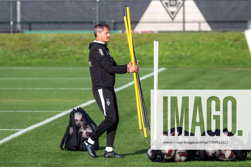 Alexander Blessin (Borussia Moenchengladbach, Trainer) bei der Vorbereitung des Trainings. Oeffentliches Training Borussia Moenchengladbach, Fussball, Bundesliga, Saison 2026 2027, 14.10.2026 oeffentliches Training Borussia Moenchengladbach, Fussball, Bundesliga, Saison 2026 2027, 14.10.2026 Moenchengladbach