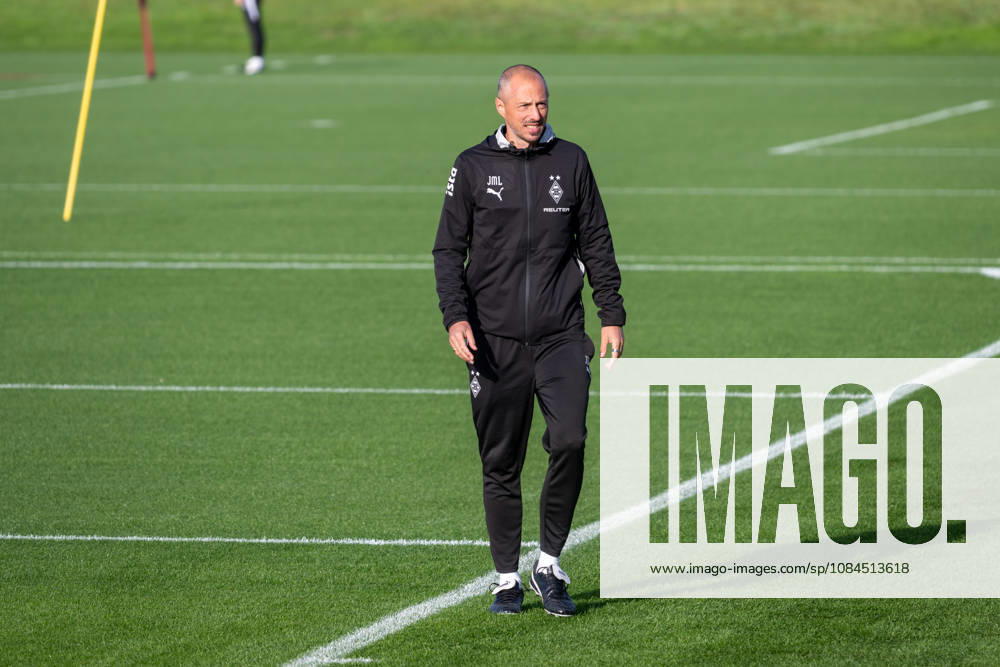 Niklas Lanwehr (Borussia Moenchengladbach, Co-Trainer) holt nach Material fuer das Training. Oeffentliches Training Borussia Moenchengladbach, Fussball, Bundesliga, Saison 2026 2027, 14.10.2026 oeffentliches Training Borussia Moenchengladbach, Fussball, Bundesliga, Saison 2026 2027, 14.10.2026 Moenchengladbach