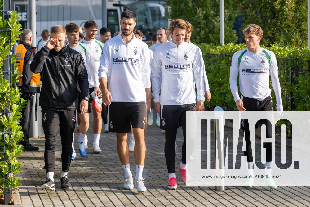 Die Mannschaft ist auf dem Weg zum Trainingsplatz. Vorne: Tim Kleindienst (Borussia Moenchengladbach, 11), Florian Neuhaus (Borussia Moenchengladbach, 10) und Robin Hack (Borussia Moenchengladbach, 25). Oeffentliches Training Borussia Moenchengladbach, Fussball, Bundesliga, Saison 2026 2027, 14.10.2026 oeffentliches Training Borussia Moenchengladbach, Fussball, Bundesliga, Saison 2026 2027, 14.10.2026 Moenchengladbach