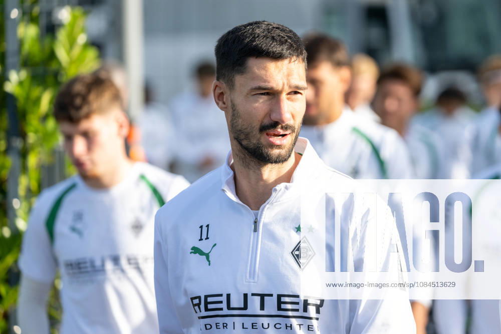 Tim Kleindienst (Borussia Moenchengladbach, 11) auf dem Weg zum Trainingsplatz. Oeffentliches Training Borussia Moenchengladbach, Fussball, Bundesliga, Saison 2026 2027, 14.10.2026 oeffentliches Training Borussia Moenchengladbach, Fussball, Bundesliga, Saison 2026 2027, 14.10.2026 Moenchengladbach